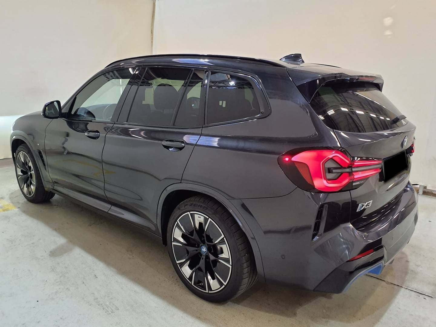 Grå BMW iX3 fra 2023