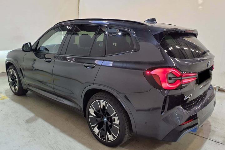 Grå BMW iX3 fra 2023