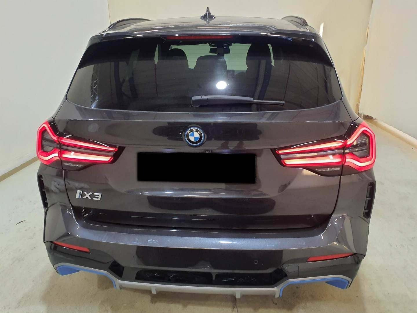 Grå BMW iX3 fra 2023