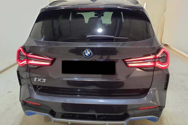 Grå BMW iX3 fra 2023