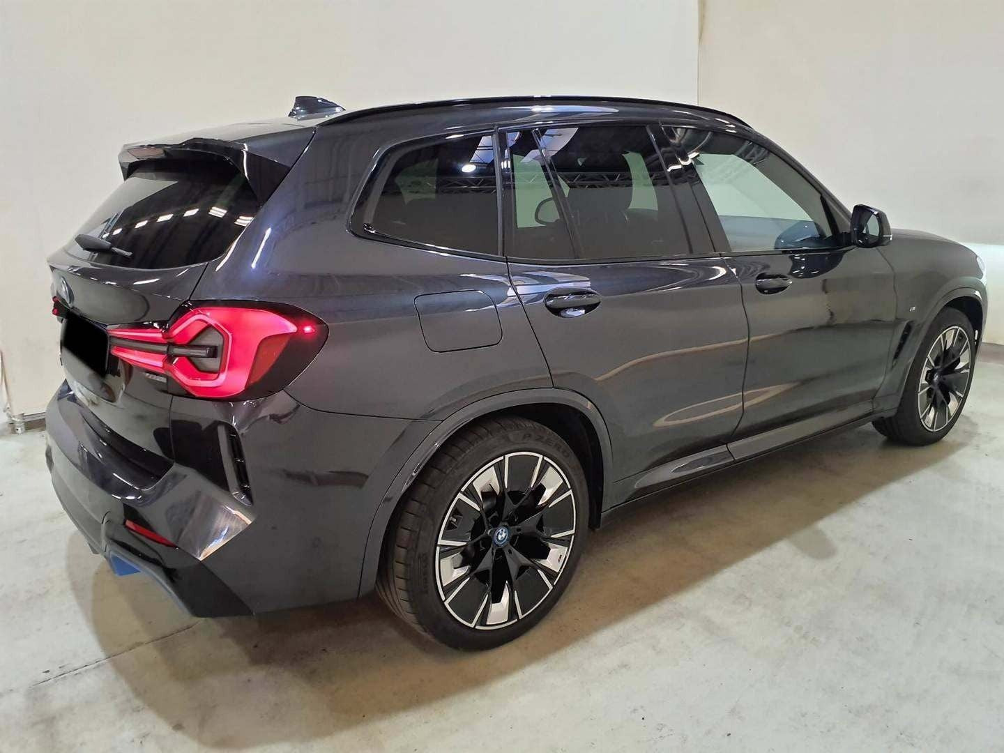 Grå BMW iX3 fra 2023