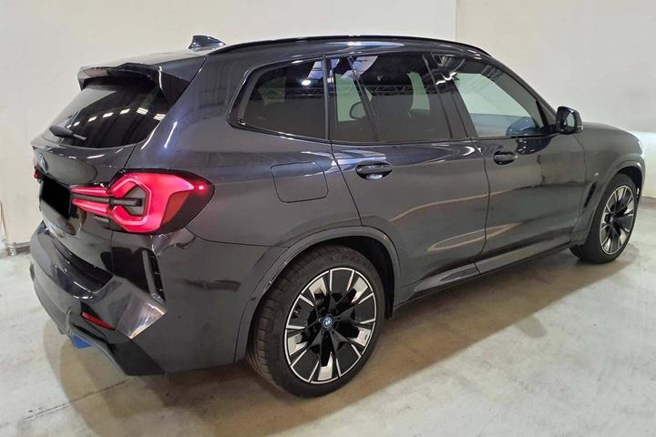 Grå BMW iX3 fra 2023
