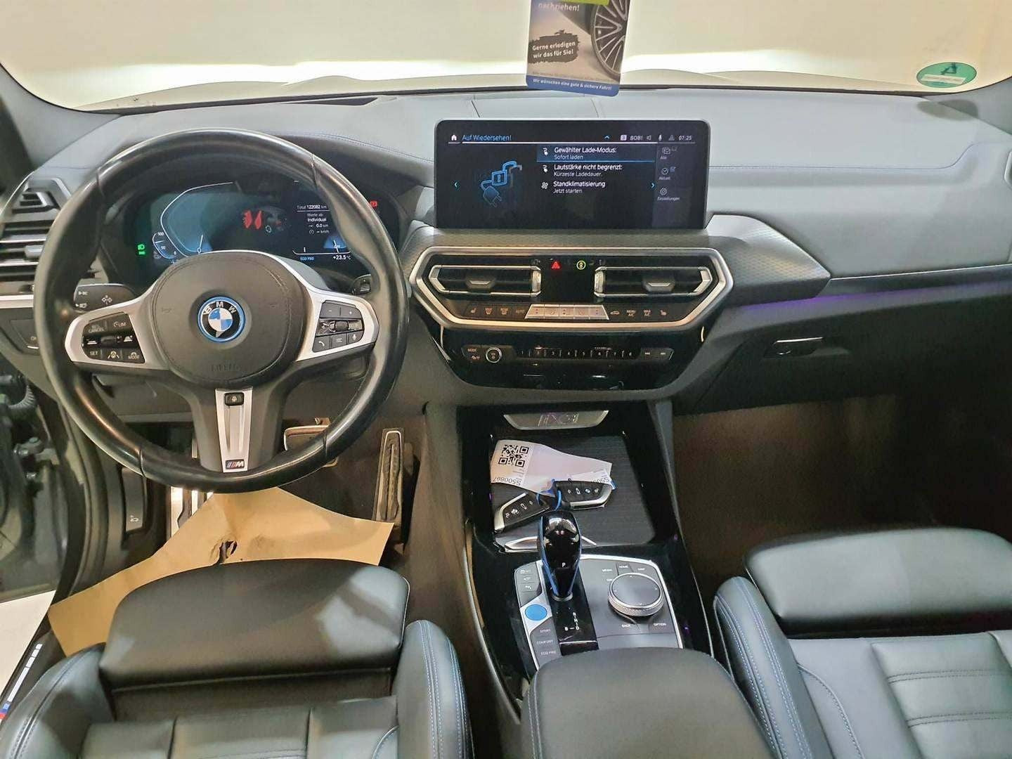 Grå BMW iX3 fra 2023