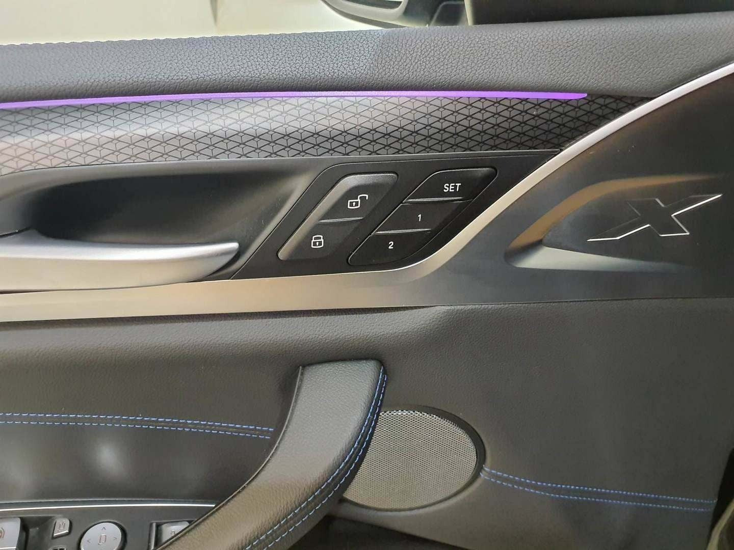 Grå BMW iX3 fra 2023