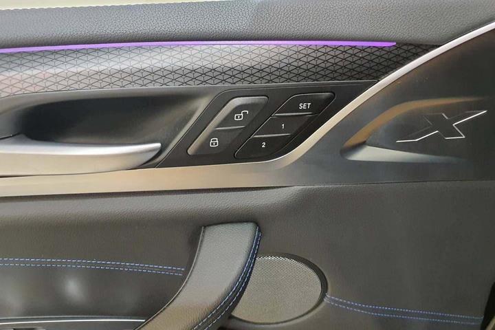 Grå BMW iX3 fra 2023