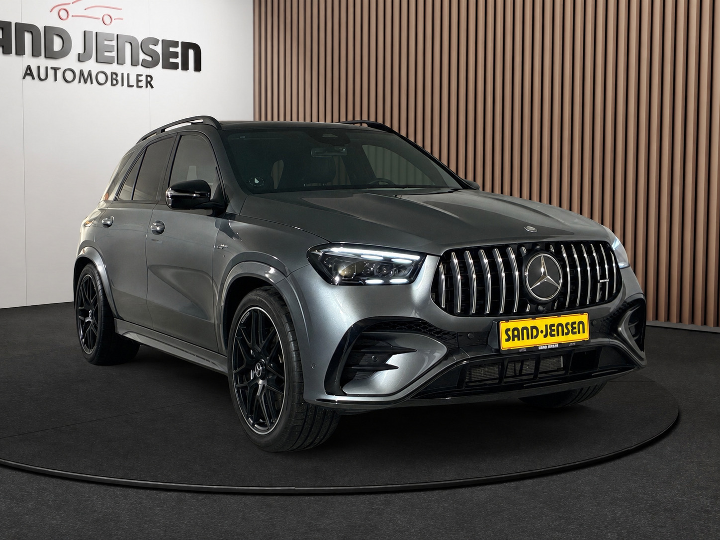 Grå Mercedes GLE53 fra 2025