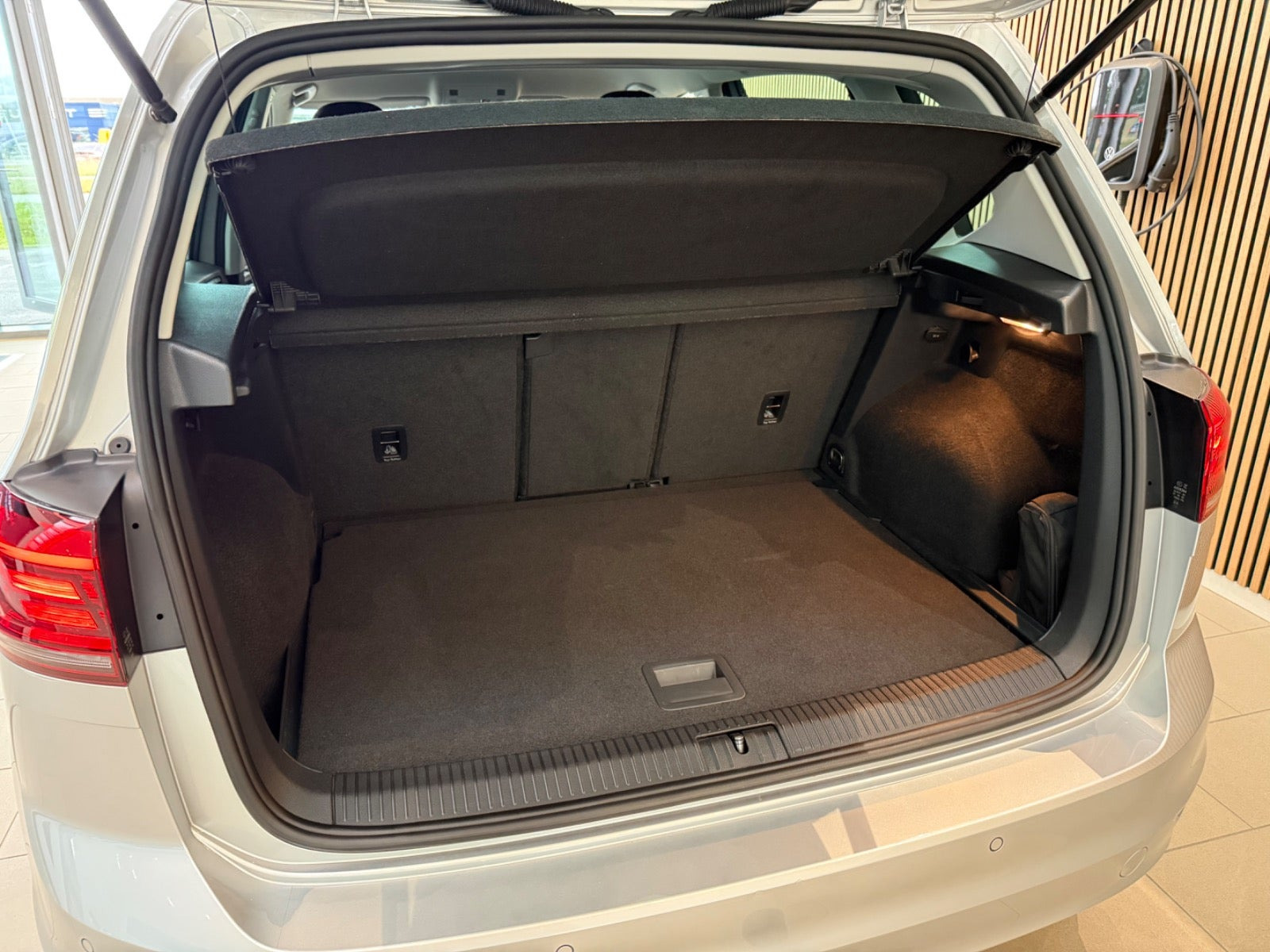Sølv VW Golf Sportsvan fra 2019