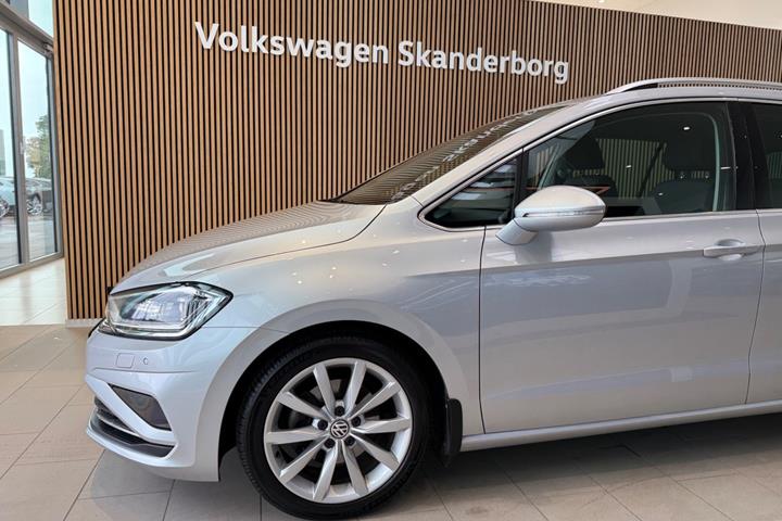 Sølv VW Golf Sportsvan fra 2019