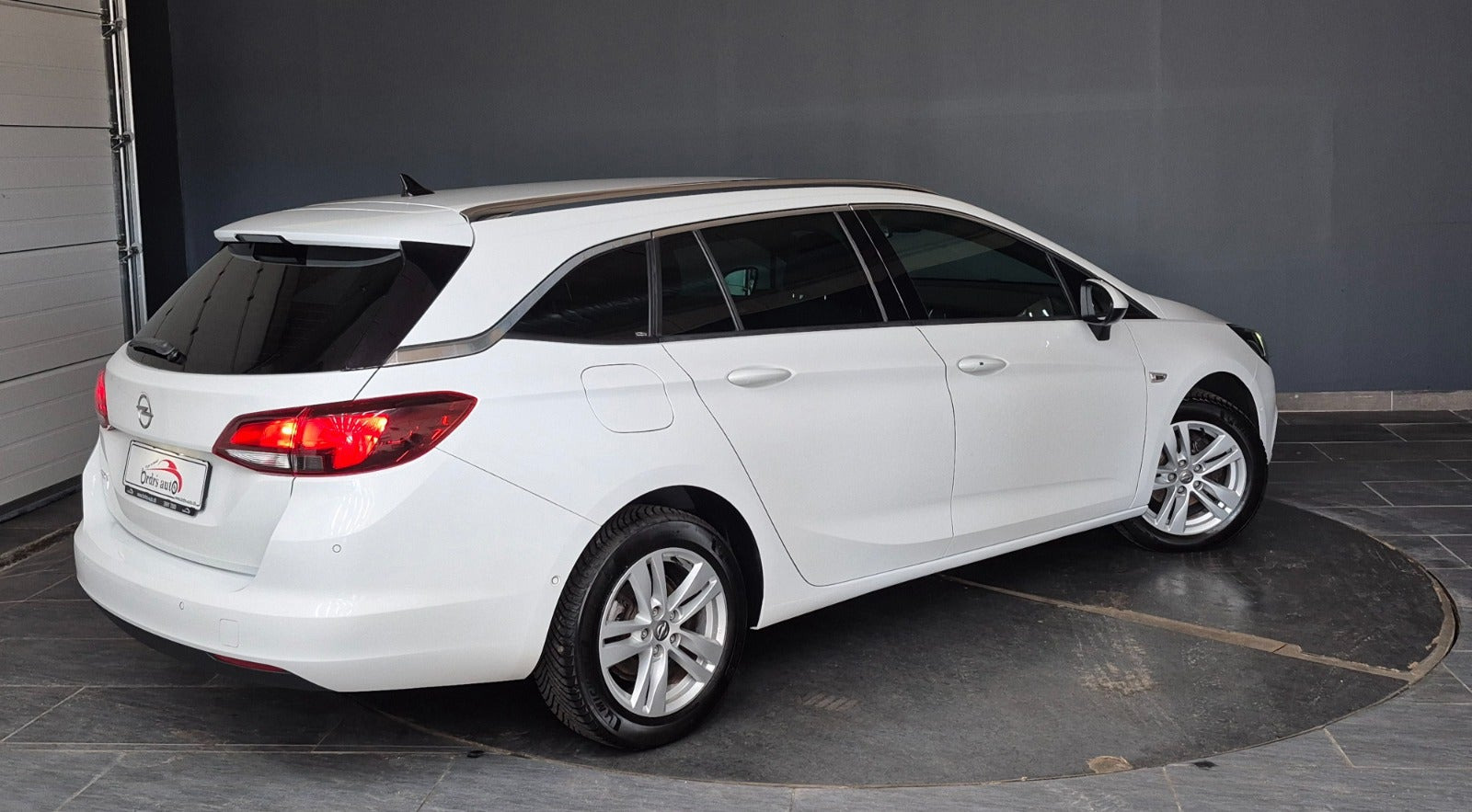 Hvid Opel Astra fra 2019