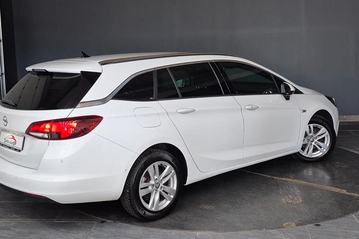 Hvid Opel Astra fra 2019