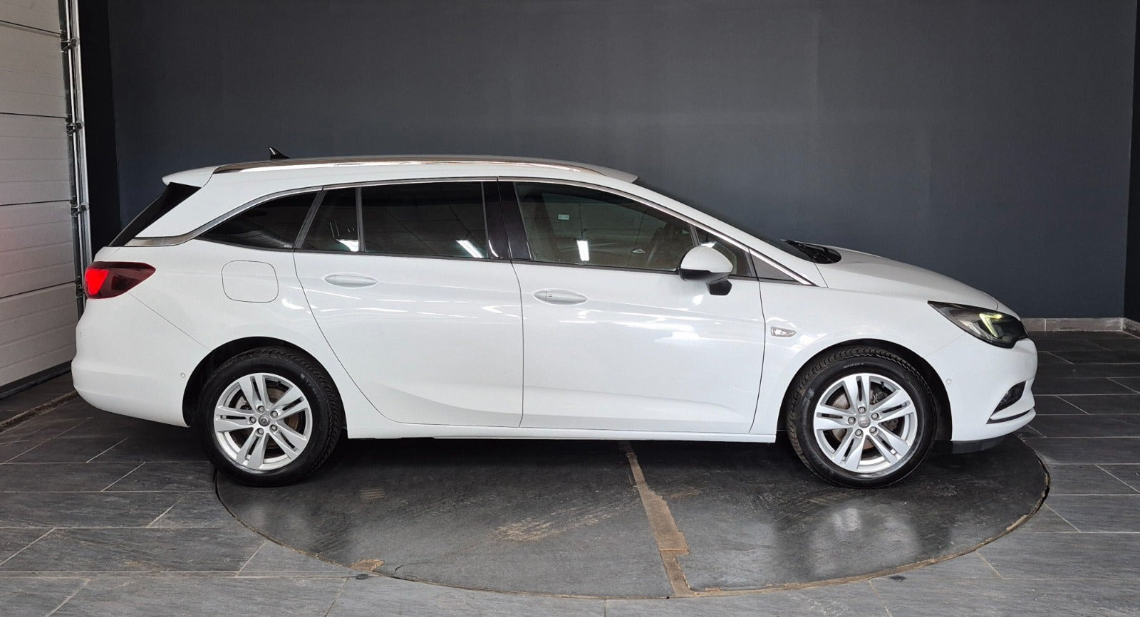 Hvid Opel Astra fra 2019