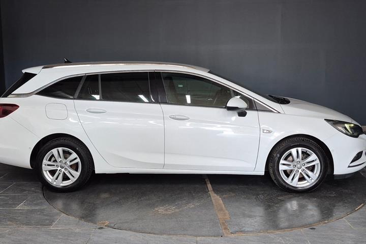 Hvid Opel Astra fra 2019