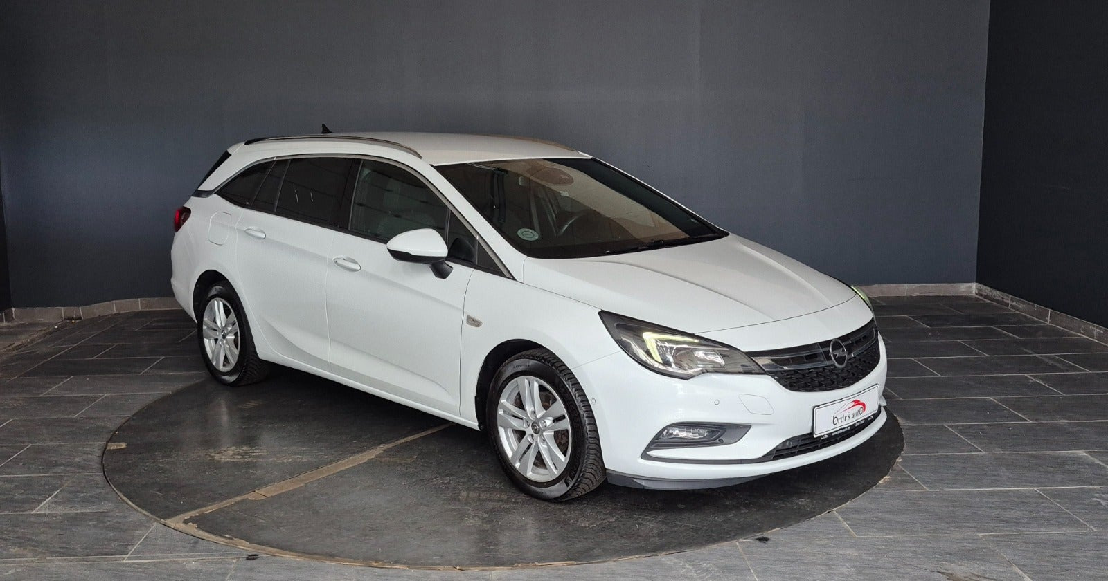 Hvid Opel Astra fra 2019