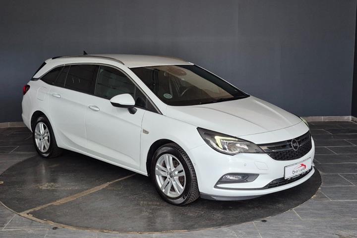 Hvid Opel Astra fra 2019