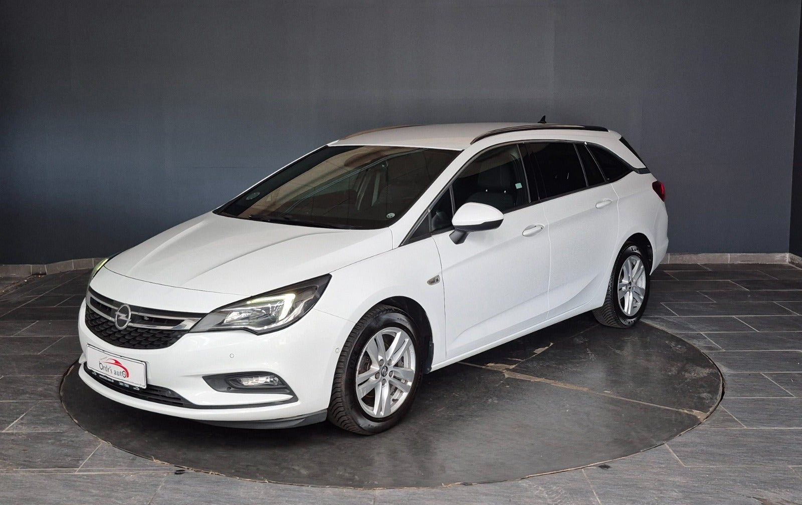 Hvid Opel Astra fra 2019