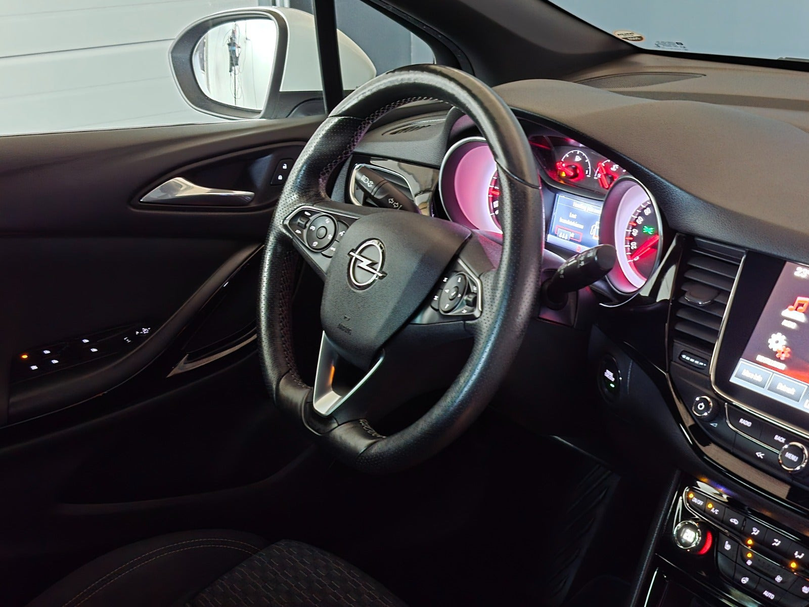 Hvid Opel Astra fra 2019