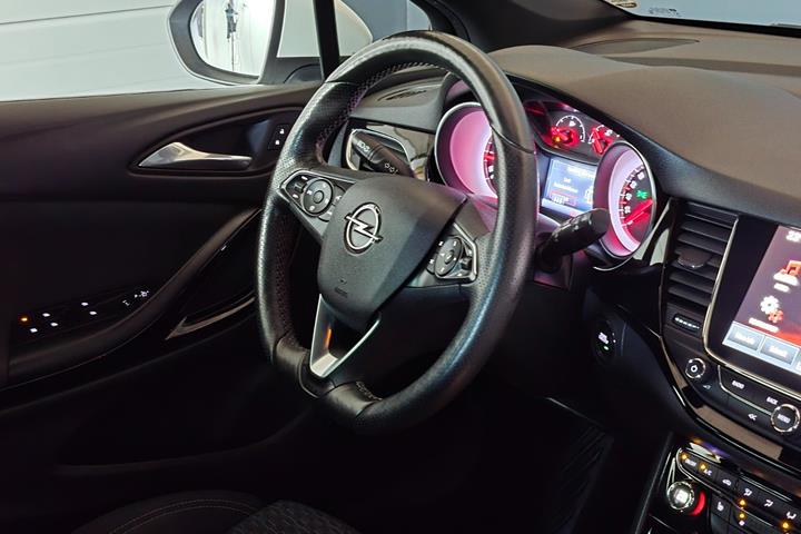 Hvid Opel Astra fra 2019