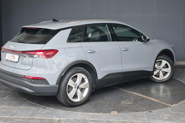 Grå Audi Q4 e-tron fra 2023
