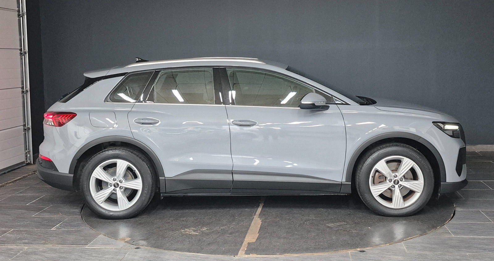Grå Audi Q4 e-tron fra 2023