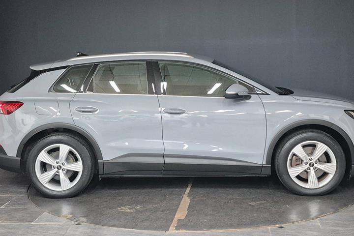 Grå Audi Q4 e-tron fra 2023