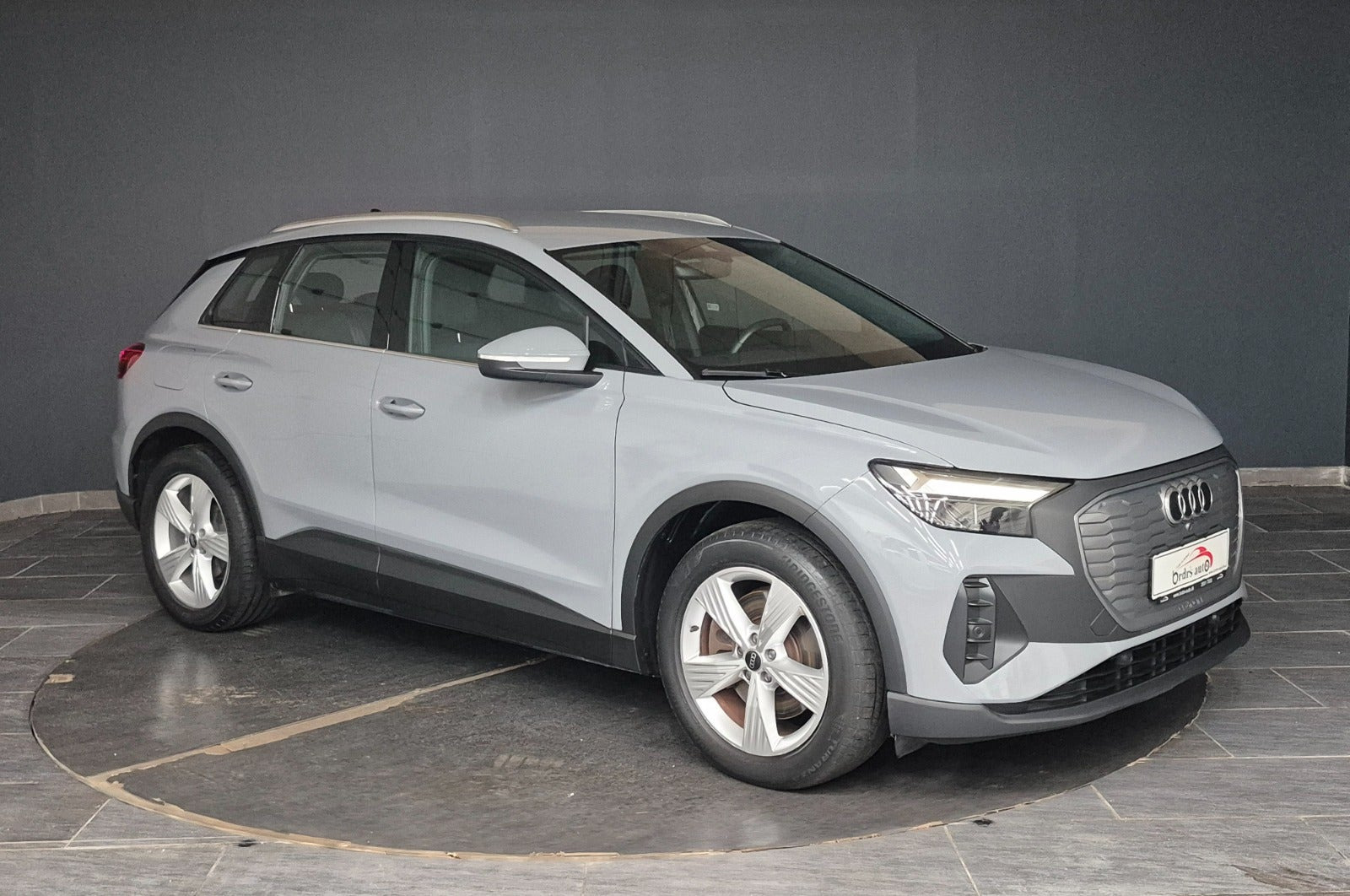Grå Audi Q4 e-tron fra 2023