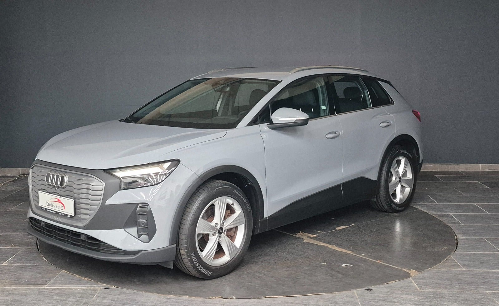 Grå Audi Q4 e-tron fra 2023