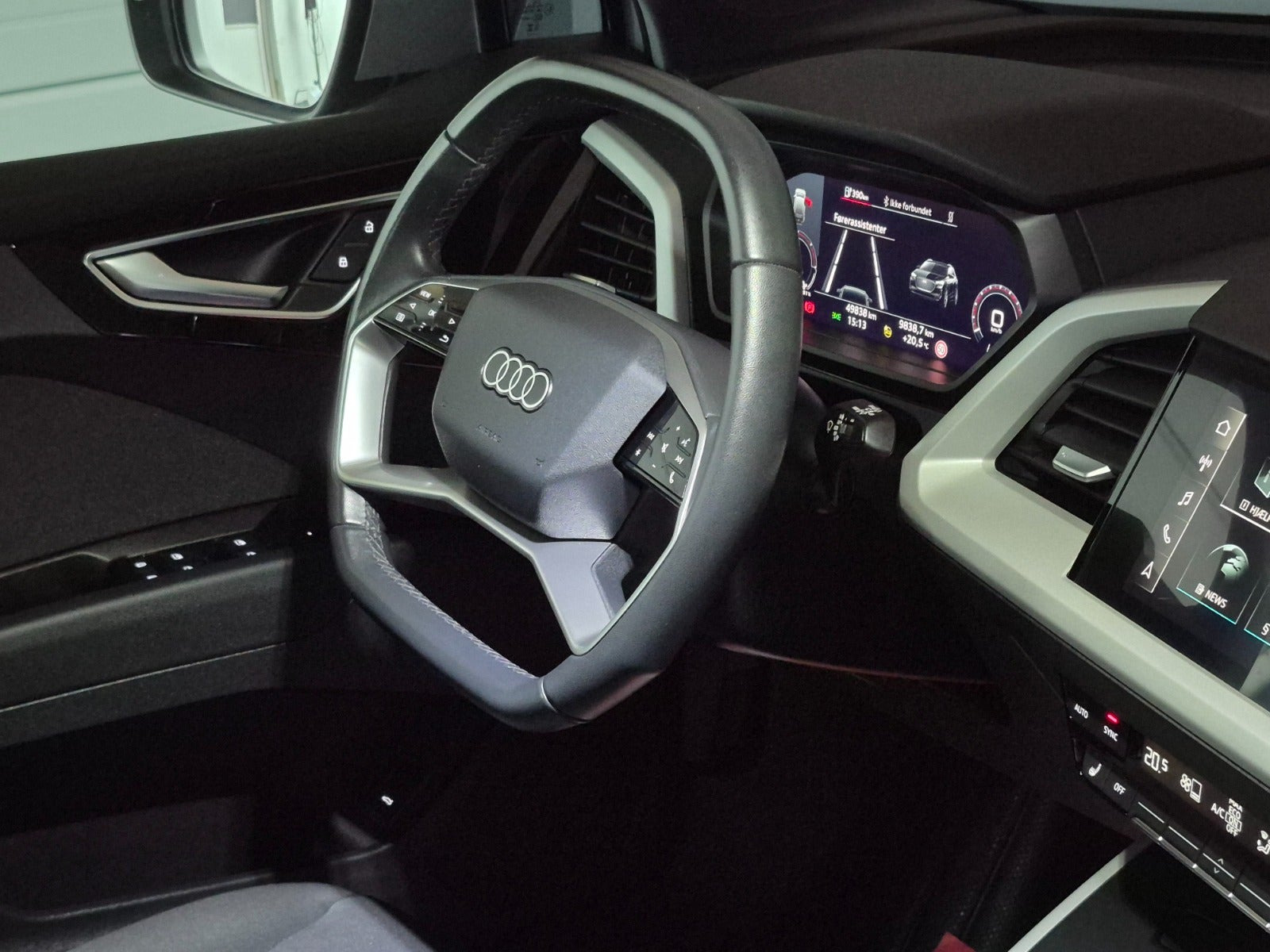 Grå Audi Q4 e-tron fra 2023