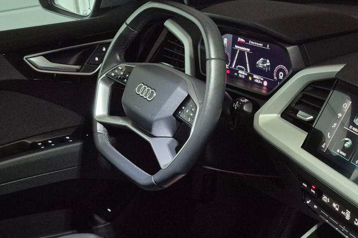 Grå Audi Q4 e-tron fra 2023