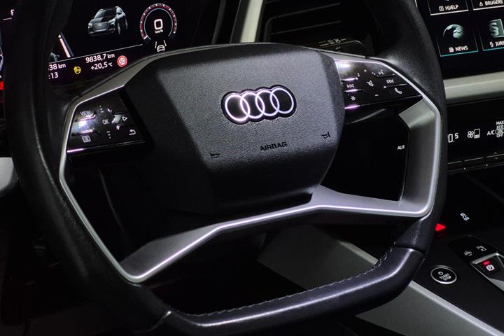 Grå Audi Q4 e-tron fra 2023