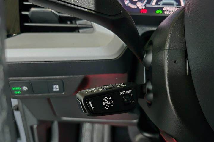 Grå Audi Q4 e-tron fra 2023