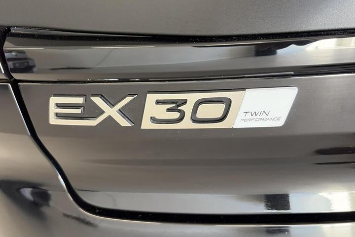 Sort Volvo EX30 Cross Country fra 2025