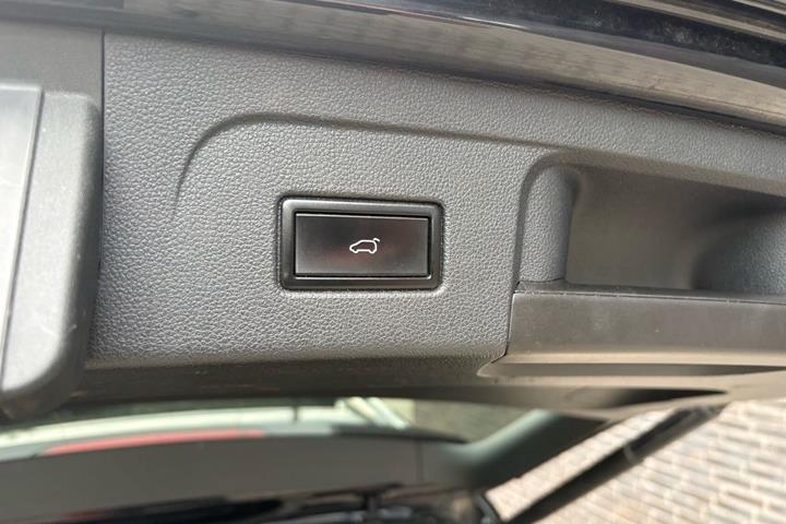 Sort VW Touran fra 2018