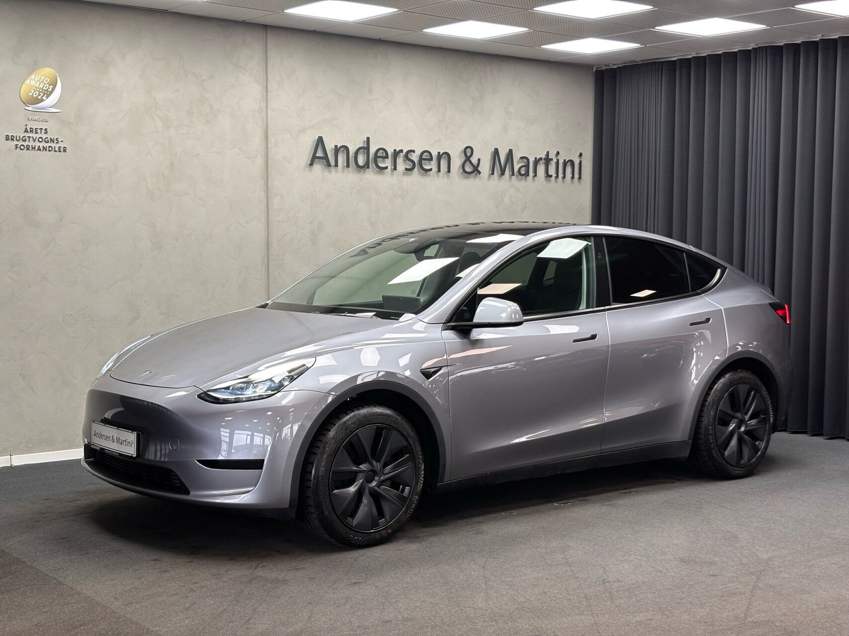 Grå Tesla Model Y fra 2025