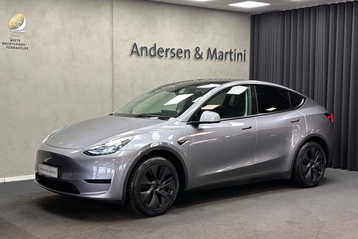 Grå Tesla Model Y fra 2025