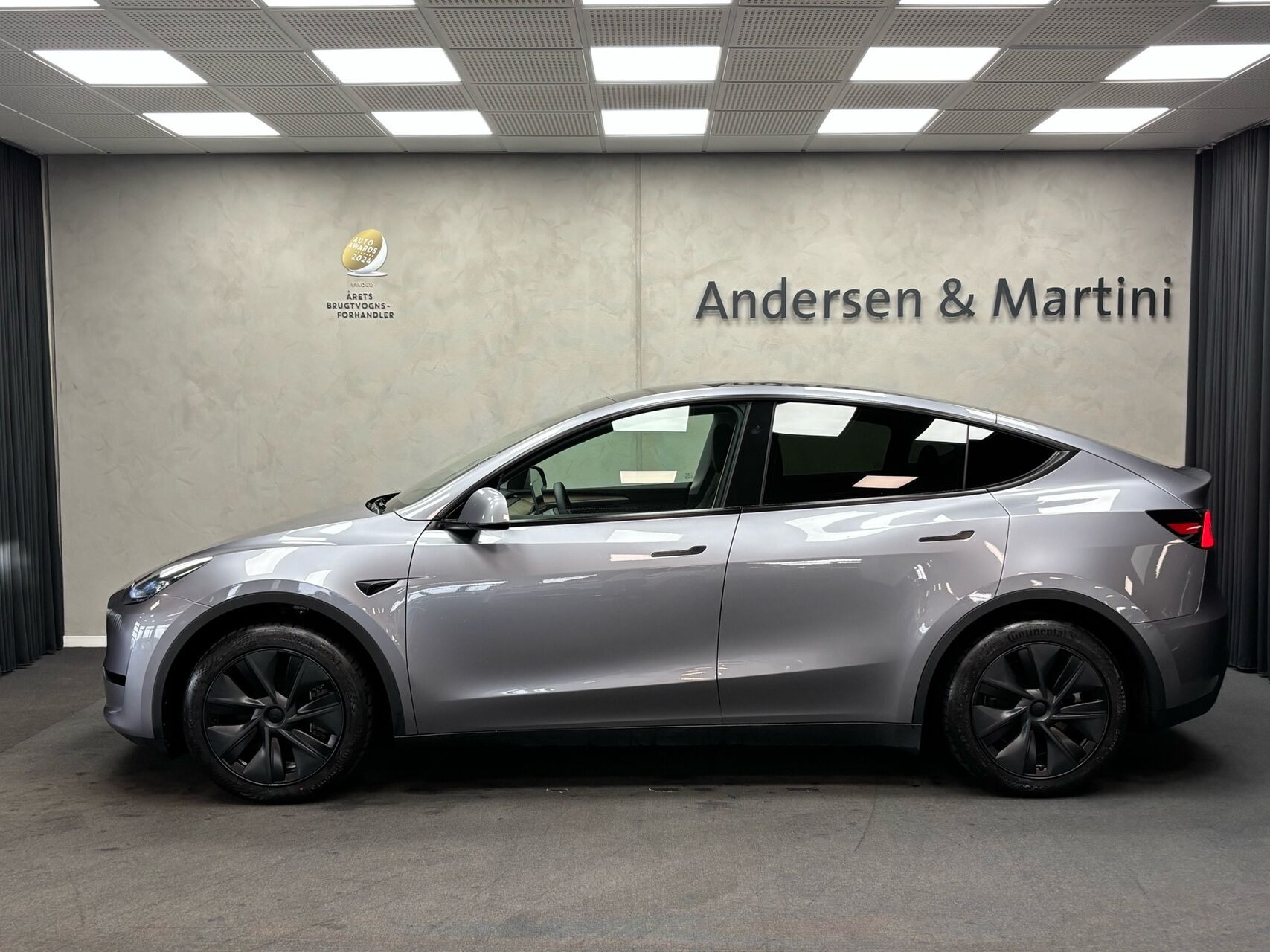 Grå Tesla Model Y fra 2025