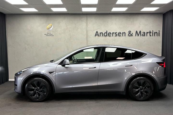 Grå Tesla Model Y fra 2025