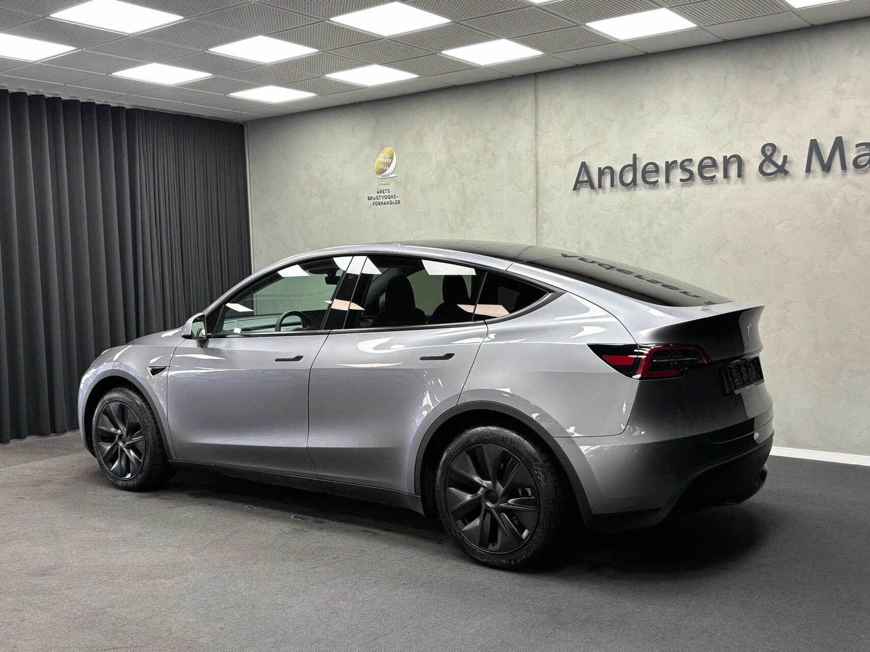 Grå Tesla Model Y fra 2025