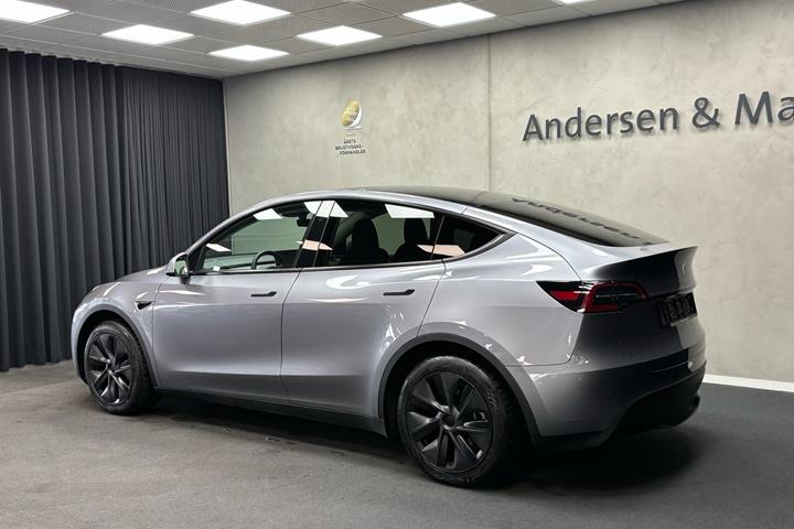 Grå Tesla Model Y fra 2025