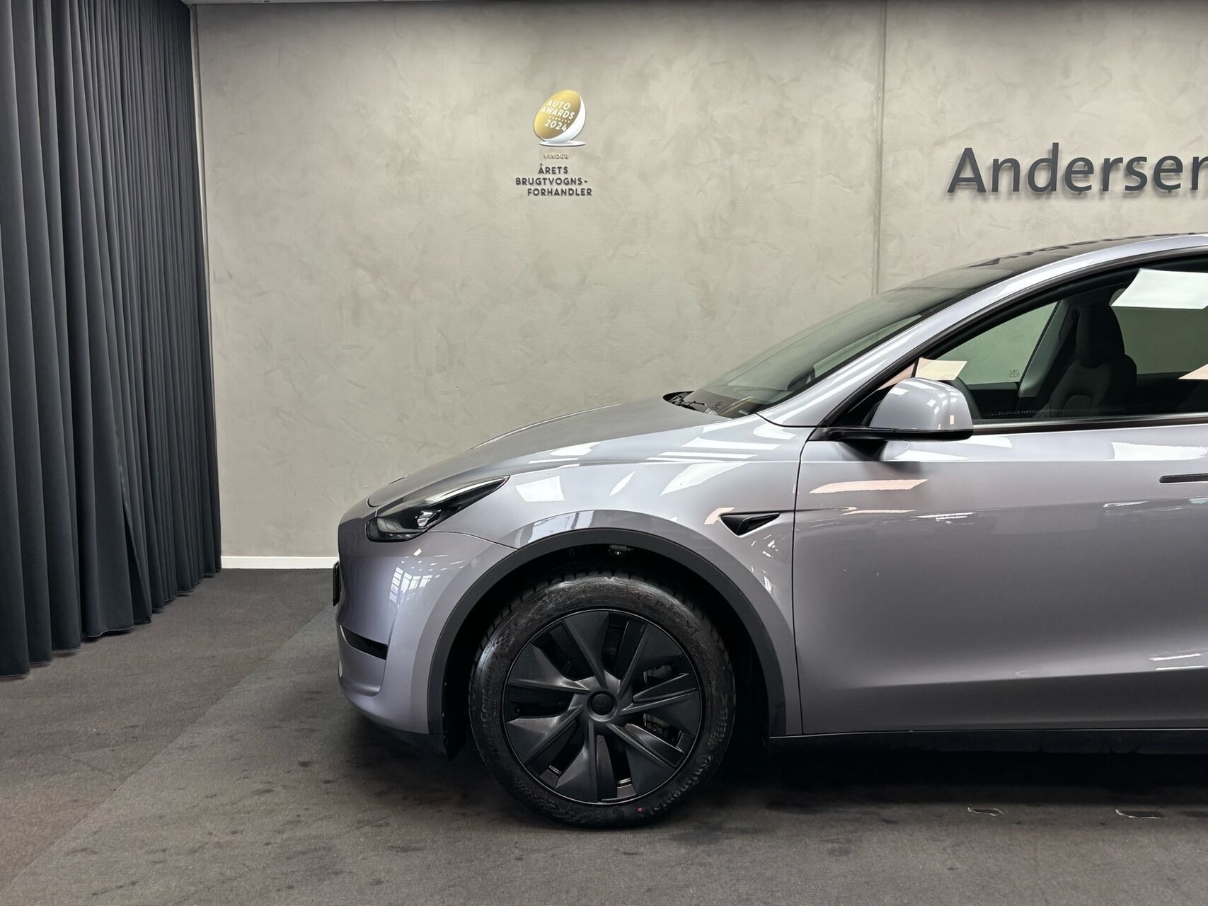 Grå Tesla Model Y fra 2025