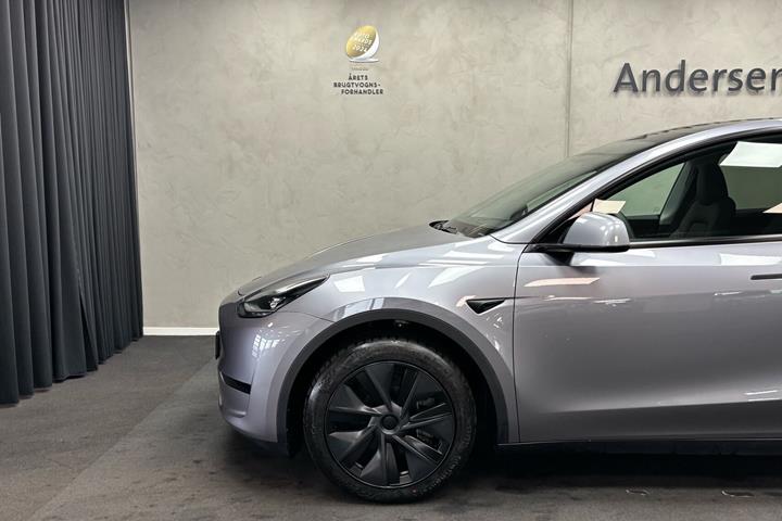 Grå Tesla Model Y fra 2025