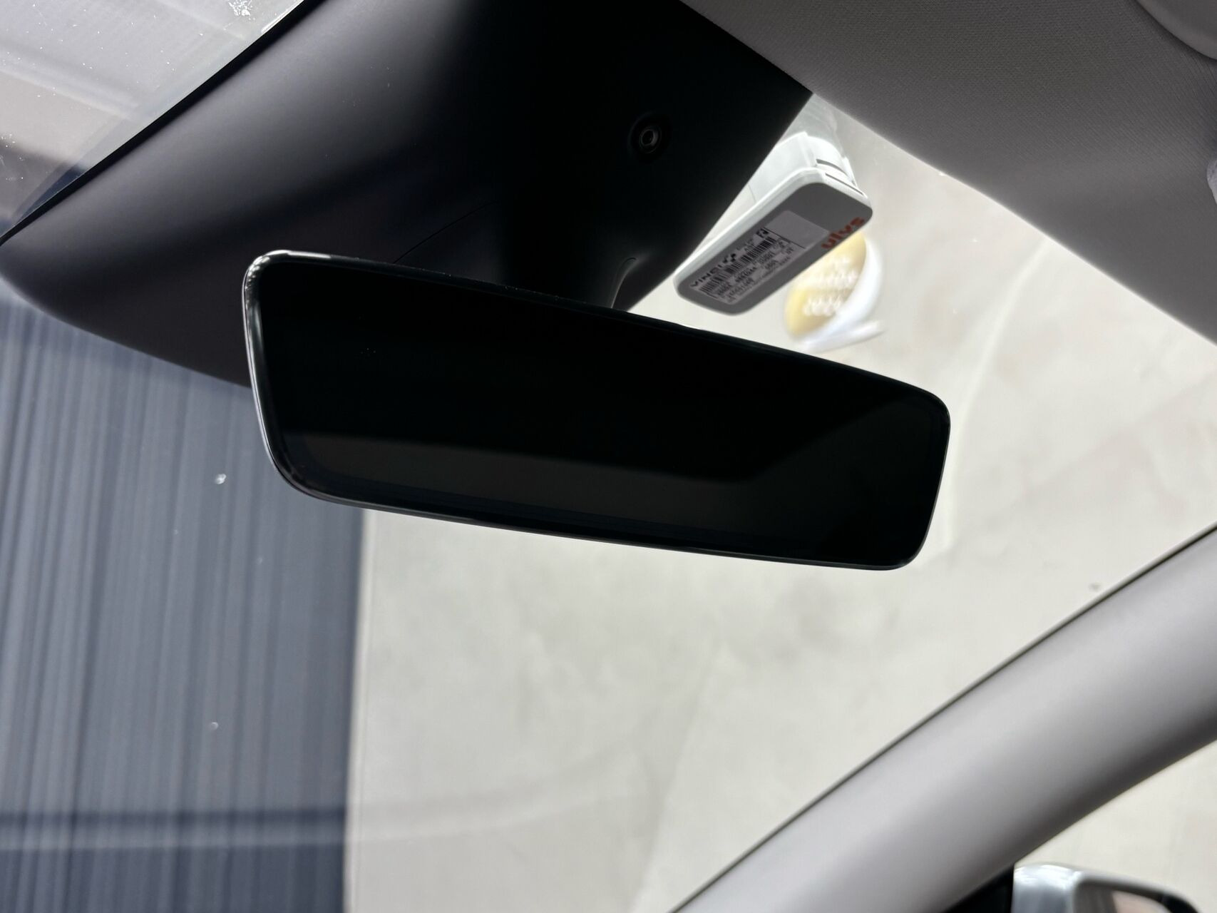 Grå Tesla Model Y fra 2025