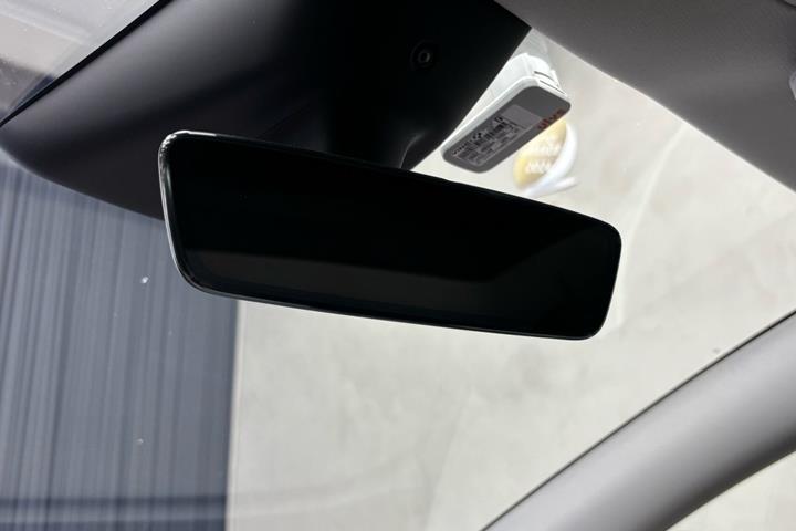 Grå Tesla Model Y fra 2025