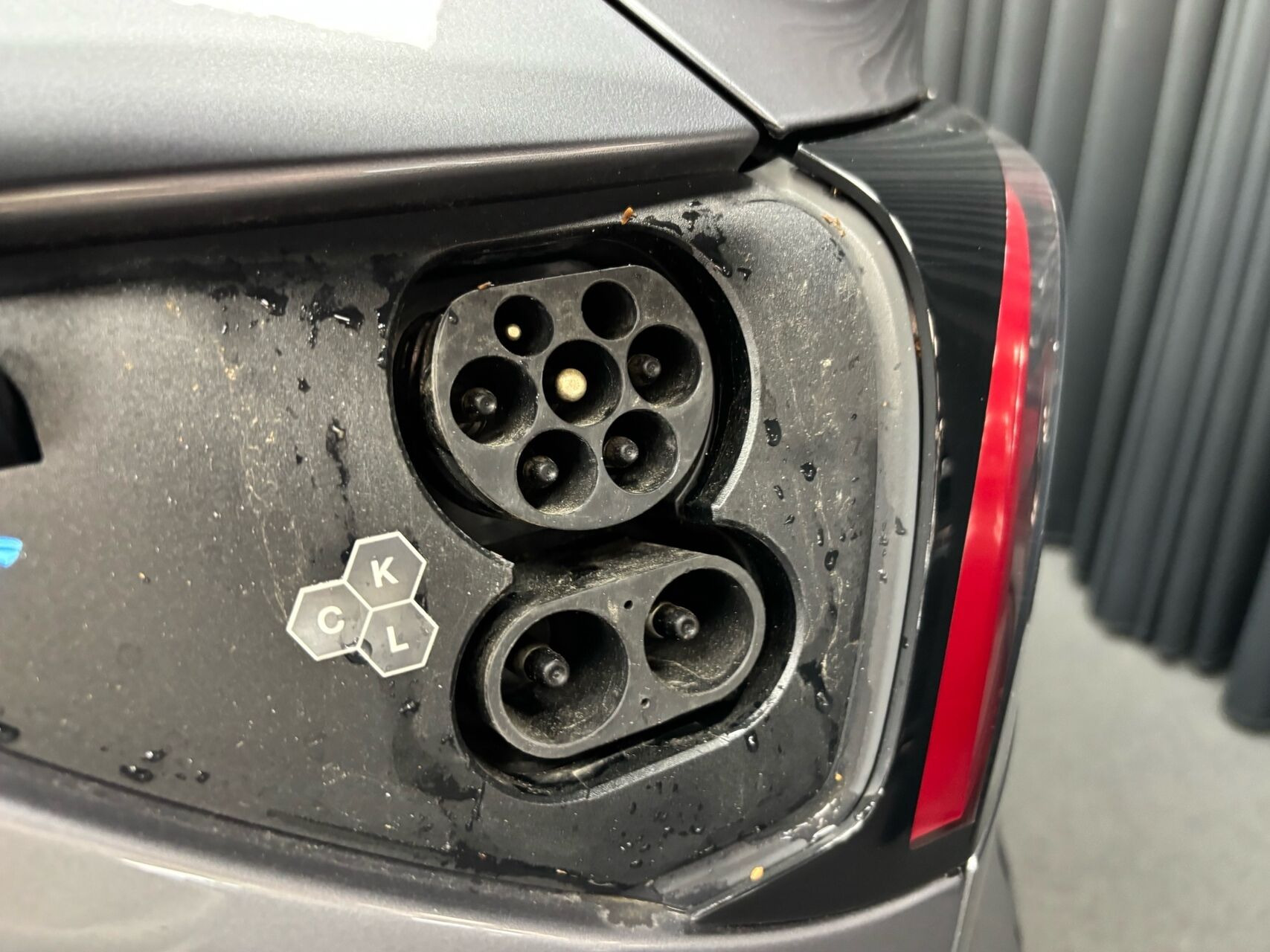 Grå Tesla Model Y fra 2025