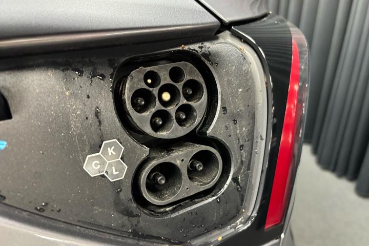 Grå Tesla Model Y fra 2025