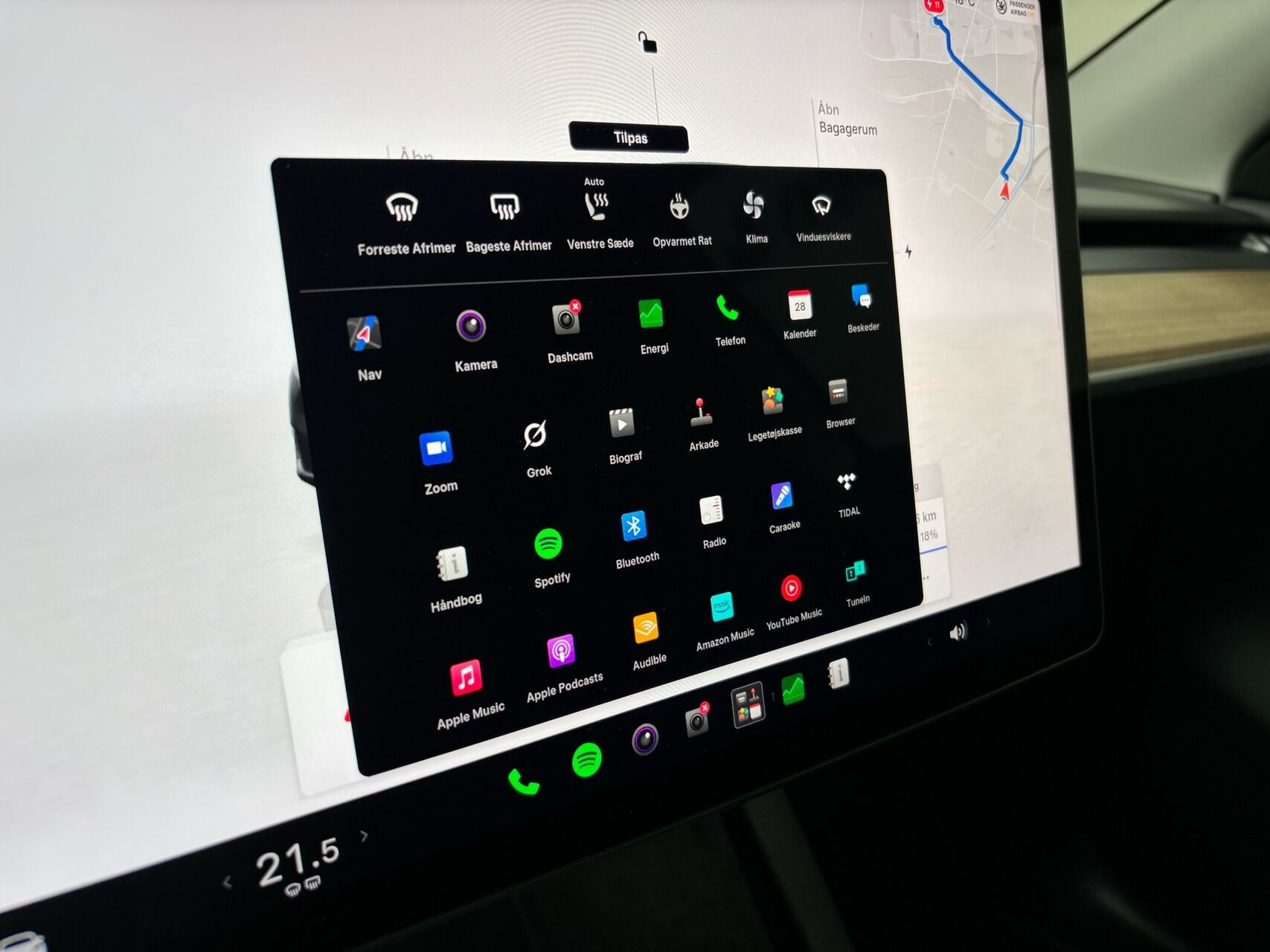 Grå Tesla Model Y fra 2025