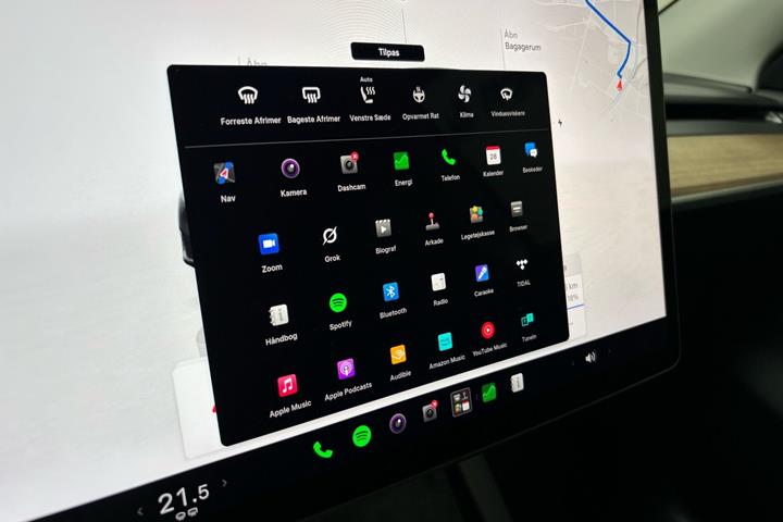 Grå Tesla Model Y fra 2025