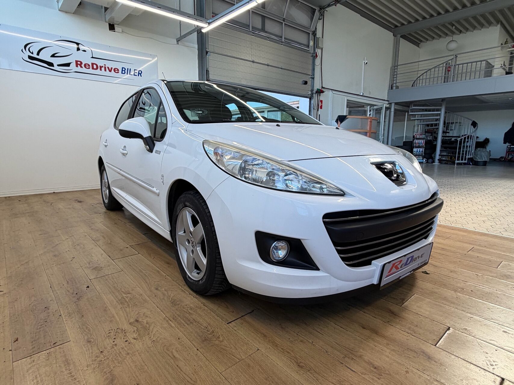 Sølv Peugeot 207 fra 2010