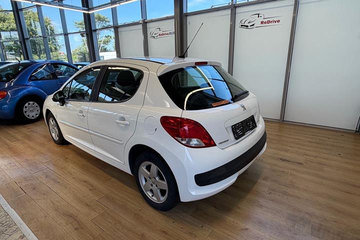 Sølv Peugeot 207 fra 2010