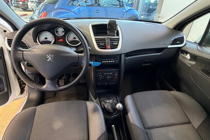 Sølv Peugeot 207 fra 2010