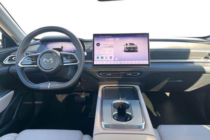 Grå Mazda 6e fra 2026
